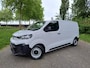 Citroën E-Jumpy L2 75 kWh 136pk AUTOMAAT | 354 KM WLTP | Airco | Cruise control | Bluetooth radio | Multimediascherm | Audiobediening stuurwiel | Parkeersensoren achter | Bestuurdersstoel comfort | Bank voorpassagiers | Tussenwand comfort met raam | e-PTO 400 | Laadkabel  3f. 11 kW | Reservewiel | van €45.396 voor €35.295 ex. BTW