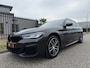 BMW 5-Serie Touring 530e xDrive M-Sport HEAD-UP/LASER/ACC/TREKHAAK/360CAMERA/ALCANTARA/KEYLESS/SHADOW-LINE/DRIVING ASS PRO/SFEER/STUUR+STOELVERWARMING/LIVE COCKPIT/M-AERODYNAMIC/SOPHISTOGRAU/VOLLEDIG BMW DEALER HISTORIE