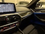BMW 5-Serie Touring 530e xDrive M-Sport HEAD-UP/LASER/ACC/TREKHAAK/360CAMERA/ALCANTARA/KEYLESS/SHADOW-LINE/DRIVING ASS PRO/SFEER/STUUR+STOELVERWARMING/LIVE COCKPIT/M-AERODYNAMIC/SOPHISTOGRAU/VOLLEDIG BMW DEALER HISTORIE