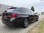BMW 5-Serie Touring 530e xDrive M-Sport HEAD-UP/LASER/ACC/TREKHAAK/360CAMERA/ALCANTARA/KEYLESS/SHADOW-LINE/DRIVING ASS PRO/SFEER/STUUR+STOELVERWARMING/LIVE COCKPIT/M-AERODYNAMIC/SOPHISTOGRAU/VOLLEDIG BMW DEALER HISTORIE