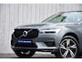 Volvo XC60 2.0 Recharge T8 AWD R-Design | Pilot Assist | Camera | Trekhaak | B&W |