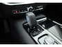 Volvo V60 2.0 T8 Plug-in hybrid AWD Ultra Dark | Pano-dak | Head-up | 360 camera | Trekhaak | H&K Audio |