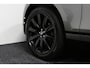 Land Rover Range Rover Velar 2.0 P300 Turbo AWD R-Dynamic HSE / Panoramadak / Meridian Sound System / Elektr. verstelbare voorstoelen + memory / Head-up Display / Stoelverwarming / 360 Park Distance Control / Dodehoek sensor / Achteruitrijcamera / Stuurwiel verwarming / Matrix LED / 21'' LMV / Voorruit verwarmbaar / Design pakket Black / DAB / Adaptive Dynamics / Luxe lederen bekleding
