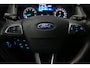 Ford Focus 1.5 Red Edition / Orig. Nederlands / Speciale uitvoering / Black Style / Navigatie / Cruise Control / 18'' LMV / Sportstoelen / Parkeerassistent / Parkeersensoren v+ a / Buitenspiegels elektr. inklap- & verwarmbaar / Airco / Dakspoiler / Privacy glas / Best. stoel in hoogte verstelbaar / Racing Red
