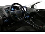 Ford Focus 1.5 Red Edition / Orig. Nederlands / Speciale uitvoering / Black Style / Navigatie / Cruise Control / 18'' LMV / Sportstoelen / Parkeerassistent / Parkeersensoren v+ a / Buitenspiegels elektr. inklap- & verwarmbaar / Airco / Dakspoiler / Privacy glas / Best. stoel in hoogte verstelbaar / Racing Red