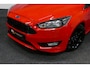 Ford Focus 1.5 Red Edition / Orig. Nederlands / Speciale uitvoering / Black Style / Navigatie / Cruise Control / 18'' LMV / Sportstoelen / Parkeerassistent / Parkeersensoren v+ a / Buitenspiegels elektr. inklap- & verwarmbaar / Airco / Dakspoiler / Privacy glas / Best. stoel in hoogte verstelbaar / Racing Red
