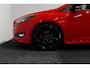 Ford Focus 1.5 Red Edition / Orig. Nederlands / Speciale uitvoering / Black Style / Navigatie / Cruise Control / 18'' LMV / Sportstoelen / Parkeerassistent / Parkeersensoren v+ a / Buitenspiegels elektr. inklap- & verwarmbaar / Airco / Dakspoiler / Privacy glas / Best. stoel in hoogte verstelbaar / Racing Red