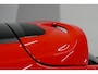 Ford Focus 1.5 Red Edition / Orig. Nederlands / Speciale uitvoering / Black Style / Navigatie / Cruise Control / 18'' LMV / Sportstoelen / Parkeerassistent / Parkeersensoren v+ a / Buitenspiegels elektr. inklap- & verwarmbaar / Airco / Dakspoiler / Privacy glas / Best. stoel in hoogte verstelbaar / Racing Red