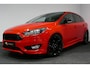 Ford Focus 1.5 Red Edition / Orig. Nederlands / Speciale uitvoering / Black Style / Navigatie / Cruise Control / 18'' LMV / Sportstoelen / Parkeerassistent / Parkeersensoren v+ a / Buitenspiegels elektr. inklap- & verwarmbaar / Airco / Dakspoiler / Privacy glas / Best. stoel in hoogte verstelbaar / Racing Red