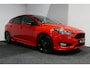 Ford Focus 1.5 Red Edition / Orig. Nederlands / Speciale uitvoering / Black Style / Navigatie / Cruise Control / 18'' LMV / Sportstoelen / Parkeerassistent / Parkeersensoren v+ a / Buitenspiegels elektr. inklap- & verwarmbaar / Airco / Dakspoiler / Privacy glas / Best. stoel in hoogte verstelbaar / Racing Red