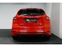 Ford Focus 1.5 Red Edition / Orig. Nederlands / Speciale uitvoering / Black Style / Navigatie / Cruise Control / 18'' LMV / Sportstoelen / Parkeerassistent / Parkeersensoren v+ a / Buitenspiegels elektr. inklap- & verwarmbaar / Airco / Dakspoiler / Privacy glas / Best. stoel in hoogte verstelbaar / Racing Red