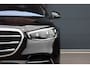 Mercedes-Benz S-klasse 500 4MATIC Lang AMG Line Aut9 | Achterasbesturing | Luchtvering | Chauffeurspakket | Zonweringspakket | Distronic+ | Entertainment Achter | Massage | Stoelventilatie | Digital Light | HUD | Verwarmd Stuurwiel |