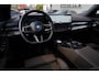 BMW i5 I5 eDrive40 M-pakket | Iconic Glow | Stoelkoeling | Panorama | BMW Driving Assistant| Harman/Kardon | 340PK | Swarovski |