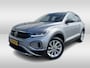Volkswagen T-Roc 1.0 TSI Life Extra getint glas / 17"LM velgen / Airco / Cockpit Pro / Apple Carplay/Android Auto Fabrieksgarantie tot 20-01-2027 of 100.000 km.