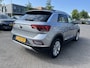 Volkswagen T-Roc 1.0 TSI Life Extra getint glas / 17"LM velgen / Airco / Cockpit Pro / Apple Carplay/Android Auto Fabrieksgarantie tot 20-01-2027 of 100.000 km.