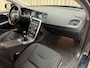 Volvo V60 1.6 D2 Kinetic *Trekhaak* Navi + HDD / Distributie v.v. / Digi Dash / PDC / Org. NL + NAP