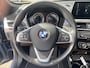 BMW X1 sDrive20i Business Edition Plus / Automaat / NL-Auto / Dealer-Onderhouden / Vol-Leder / Stoelverwarming / Open-Panodak / Cruise-Control / Head-Up-Display / Elektr.-Achterklep / DAB Radio-Bluetooth / Navi / LED / PDC V+A met Camera / 18'' LMV / ENZ.