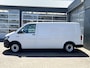 Volkswagen Transporter 2.0 TDI L2H1 150pk Airco Cruise controle Kastinrichting Laderkast Parkeersensoren achter Telefoonvoorbereiding 2-Persoons Usb aansluiting 1e eigenaar Euro 6 Bestel