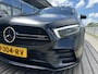 Mercedes-Benz A-klasse 35 4MATIC Premium Plus | DESIGNO MAGNO ZWART | 19 INCH MULTISPAAK | PANORAMA/SCHUIF-KANTELDAK | MULTIBEAM | KEYLESS | HEAD-UP | RIJ-ASSISTENTIE PAKKET | NL AUTO | 1E EIGENAAR |