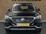 MG MG ZS EV Luxury 45 kWh - ORIGINEEL NEDERLANDSE AUTO - ELEKTRISCH GLAZEN PANORAMA DAK - STOELVERWARMING VOORZIJDE - ELEKTRISCH BEDIENBARE BESTUURDERSSTOEL - ADAPTIEVE CRUISE CONTROL - APPLE CARPLAY/ANDROID AUTO - LEDEREN BEKLEDING - NAVIGATIE FULL MAP -