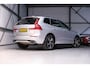 Volvo XC60 2.0 Recharge T8 AWD R-Design 390 pk | Trekhaak | Schuifdak | Dealer onderhouden | Camera | DAB | Stoel + stuurwiel verwarming | rijklaar incl garantie |