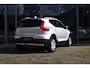 Volvo XC40 T4 Momentum | Keyless Entry| Elektrisch bedienbare achterklep| Parkeersensoren voor + achter met achteruitrijcamera| Semi- elektrisch inklapbare trekhaak| Verwarmbare voorstoelen| DAB+|