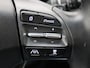 Hyundai Kona Electric EV Premium Sky 64 kWh / Trekhaak / Warmtepomp / 3-Fase laden / Bluelink / SoH 100% / Lederen bekleding / Stoelverwarming & Stoelkoeling voor / Navigatie / Historie aanwezig / HUD Display /