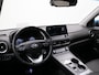 Hyundai Kona Electric EV Premium Sky 64 kWh / Trekhaak / Warmtepomp / 3-Fase laden / Bluelink / SoH 100% / Lederen bekleding / Stoelverwarming & Stoelkoeling voor / Navigatie / Historie aanwezig / HUD Display /