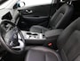 Hyundai Kona Electric EV Premium Sky 64 kWh / Trekhaak / Warmtepomp / 3-Fase laden / Bluelink / SoH 100% / Lederen bekleding / Stoelverwarming & Stoelkoeling voor / Navigatie / Historie aanwezig / HUD Display /