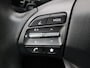 Hyundai Kona Electric EV Premium Sky 64 kWh / Trekhaak / Warmtepomp / 3-Fase laden / Bluelink / SoH 100% / Lederen bekleding / Stoelverwarming & Stoelkoeling voor / Navigatie / Historie aanwezig / HUD Display /