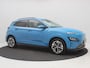Hyundai Kona Electric EV Premium Sky 64 kWh / Trekhaak / Warmtepomp / 3-Fase laden / Bluelink / SoH 100% / Lederen bekleding / Stoelverwarming & Stoelkoeling voor / Navigatie / Historie aanwezig / HUD Display /