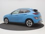 Hyundai Kona Electric EV Premium Sky 64 kWh / Trekhaak / Warmtepomp / 3-Fase laden / Bluelink / SoH 100% / Lederen bekleding / Stoelverwarming & Stoelkoeling voor / Navigatie / Historie aanwezig / HUD Display /