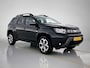 Dacia Duster SUV Journey 100 pk | Navigatie | Rondomzicht Camera | Parkeersensoren Achter | LED Koplampen | Keyless Entry/Start | Dodehoek Detectie | Climate Control | Cruise Control | 17" Lichtmetalen Velgen | Apple Carplay/Android Auto |