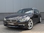 BMW 3-Serie Touring 320i High Executive | Panorama | Sportleer| Trekhaak | Org NL | Navi Prof | Camera | APK & OH Nieuw
