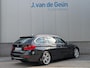 BMW 3-Serie Touring 320i High Executive | Panorama | Sportleer| Trekhaak | Org NL | Navi Prof | Camera | APK & OH Nieuw