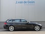 BMW 3-Serie Touring 320i High Executive | Panorama | Sportleer| Trekhaak | Org NL | Navi Prof | Camera | APK & OH Nieuw
