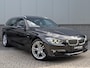 BMW 3-Serie Touring 320i High Executive | Panorama | Sportleer| Trekhaak | Org NL | Navi Prof | Camera | APK & OH Nieuw