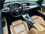 BMW 3-Serie Cabrio 335i High Executive *Origineel NL* Leder / M-sport stuur /  Xenon / Memory / Stoelverwarming / Keyless / Navigatie / Cruise Control / 18"LMV