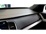 Volvo XC90 2.0 T8 AWD 287kW/390pk Aut8 Recharge R-Design 7P LUCHTVERING + EL. TREKHAAK + PANORAMADAK + HARMAN/KARDON + LEDER + HEAD-UP + STOEL-&STUURVERWARMING + LEDEREN DASHBOARD + 360 CAMERA + ACHTERBANKVERWARMING + PARKSENSOREN + 20" LM-VELGEN!!