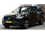 Volvo XC90 2.0 T8 AWD 287kW/390pk Aut8 Recharge R-Design 7P LUCHTVERING + EL. TREKHAAK + PANORAMADAK + HARMAN/KARDON + LEDER + HEAD-UP + STOEL-&STUURVERWARMING + LEDEREN DASHBOARD + 360 CAMERA + ACHTERBANKVERWARMING + PARKSENSOREN + 20" LM-VELGEN!!