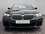 BMW 5-Serie 545e xDrive Executive Automaat / Dealer onderhouden / 6 cilinder / Accu SoH 92% / M sportpakket xDrive / Trekgewicht 2.000 kg / EAER 55 km / Adapt. CC / Neerklapbare bank met ski-luik /