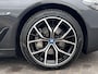 BMW 5-Serie 545e xDrive Executive Automaat / Dealer onderhouden / 6 cilinder / Accu SoH 92% / M sportpakket xDrive / Trekgewicht 2.000 kg / EAER 55 km / Adapt. CC / Neerklapbare bank met ski-luik /