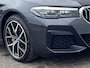 BMW 5-Serie 545e xDrive Executive Automaat / Dealer onderhouden / 6 cilinder / Accu SoH 92% / M sportpakket xDrive / Trekgewicht 2.000 kg / EAER 55 km / Adapt. CC / Neerklapbare bank met ski-luik /