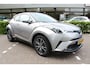 Toyota C-HR 1.8 Hybrid First Edition | Rijklaar | Trekhaak | Parkeersens. v+a | Half-leder | JBL | Navi | Stoelverw. | Dealer onderhouden | NL-auto