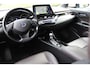 Toyota C-HR 1.8 Hybrid First Edition | Rijklaar | Trekhaak | Parkeersens. v+a | Half-leder | JBL | Navi | Stoelverw. | Dealer onderhouden | NL-auto