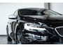 Volvo V40 T3 Automaat Polar+ Sport Panorama Dak | Verwarmbare Voorstoelen | R-Design Exterieur | Navigatiesysteem | Parkeersensoren | Keyless Entry | Electronic Climate Control | Achteruitrijcamera | Cruise Control | Getint Glas Achter