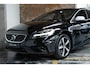 Volvo V40 T3 Automaat Polar+ Sport Panorama Dak | Verwarmbare Voorstoelen | R-Design Exterieur | Navigatiesysteem | Parkeersensoren | Keyless Entry | Electronic Climate Control | Achteruitrijcamera | Cruise Control | Getint Glas Achter