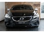 Volvo V40 T3 Automaat Polar+ Sport Panorama Dak | Verwarmbare Voorstoelen | R-Design Exterieur | Navigatiesysteem | Parkeersensoren | Keyless Entry | Electronic Climate Control | Achteruitrijcamera | Cruise Control | Getint Glas Achter