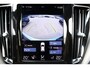 Volvo XC60 Recharge T6 AWD R-Design - Panorama/schuifdak - IntelliSafe Assist & Surround - Harman/Kardon audio - Adaptieve LED koplampen - Parkeercamera achter - Verwarmde voorstoelen, stuur & achterbank - Parkeersensoren voor & achter - Elektr. bedienb. voorstoelen met geheugen - Draadloze tel. lader - Standkachel - Extra getint glas - Elektr. inklapbare trekhaak - 19' LMV