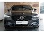 Volvo V60 T8 Plug-in hybrid AWD Ultra Bright | Head-up display | Adaptieve Cruise Control met Pilot Assist | Premium audio by Bowers & Wilkins | Elektrisch bedienbaar panoramisch schuif/-kanteldak | Elektrische voorstoelen met geheugen | 360° Parkeercamera | Park Assist voor + achter |  Verwarmbare voor- +achter stoelen + stuurwiel | Apple CarPlay |